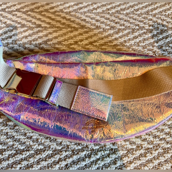 Avec La Troupe Major Hologram Convertible Belt Bag - Picture 9 of 9